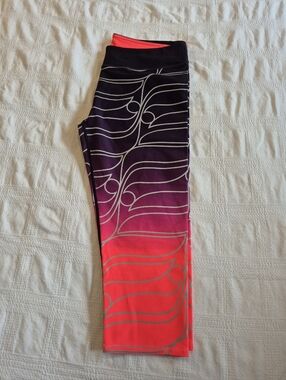 Fabletics women's XL ombre cropped leggings, EUC or better black to neon pink